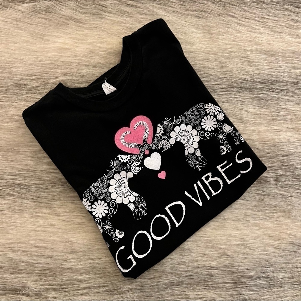 “GOOD VIBES” Black Short Sleeve T-Shirt Elephants Trunk Up Good Luck Hearts - Picture 4 of 9
